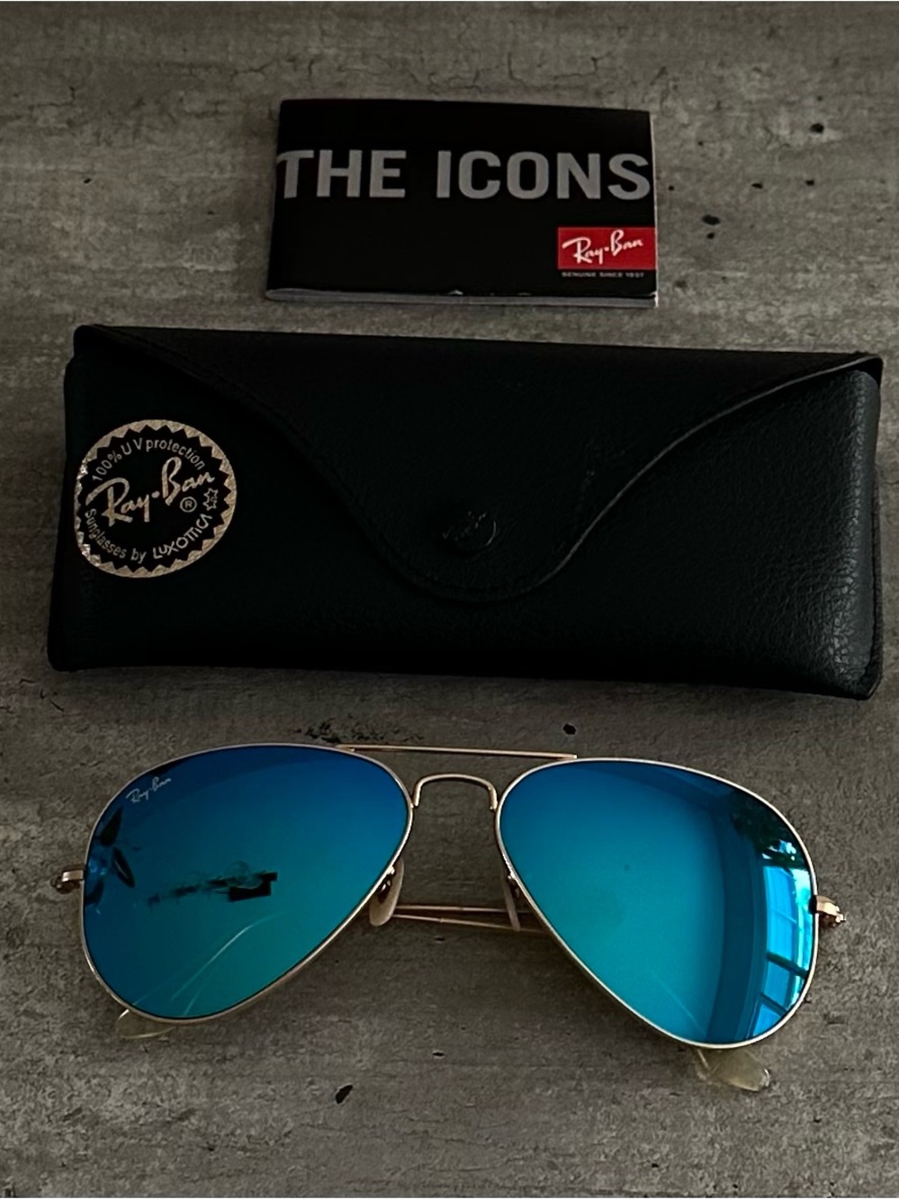 Ray-Ban Unisex Aviator Sunglasses - Gold Frame with Blue Lenses